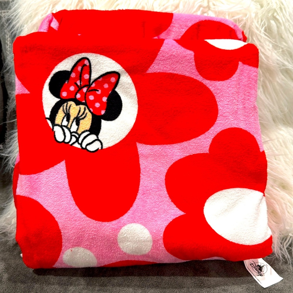 NWT Disney Minnie Mouse king-size towel